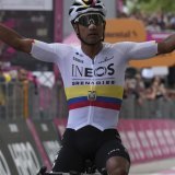 Jhonatan Narváez a levé les bras au terme de la première étape du Giro à Turin. KEYSTONE/AP/Gian Mattia D'Alberto